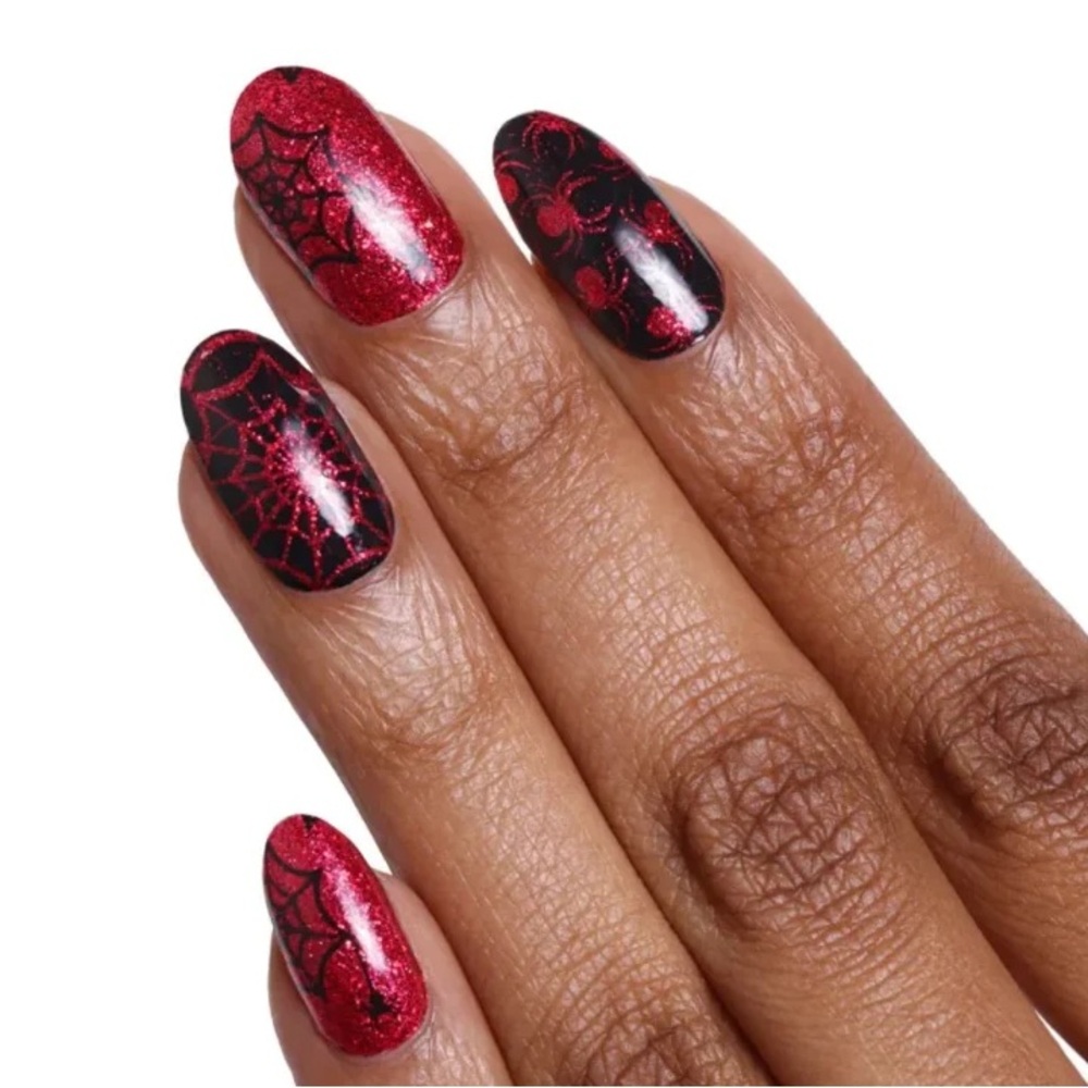 B2G1 BUGS N KISSES Color Street Nail Strips